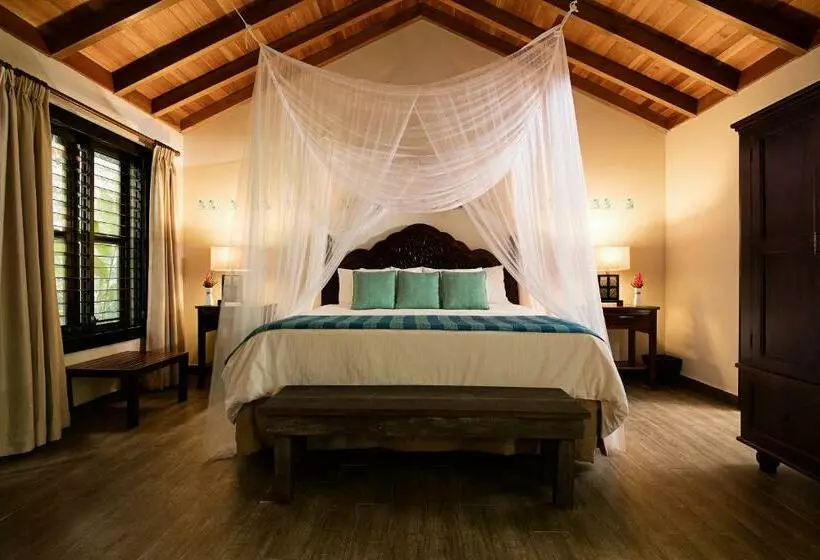 هتل Jungle Lodge Tikal