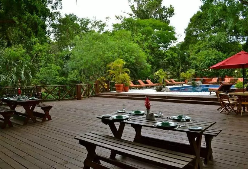 هتل Jungle Lodge Tikal