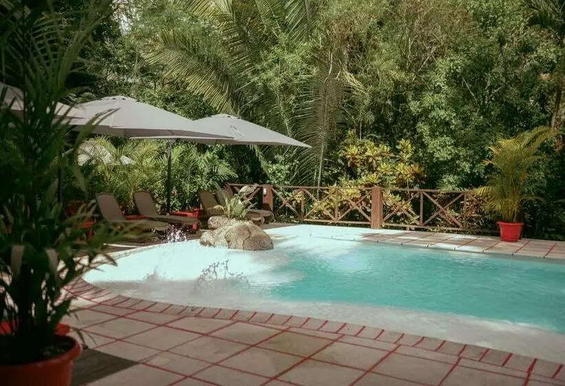 هتل Jungle Lodge Tikal