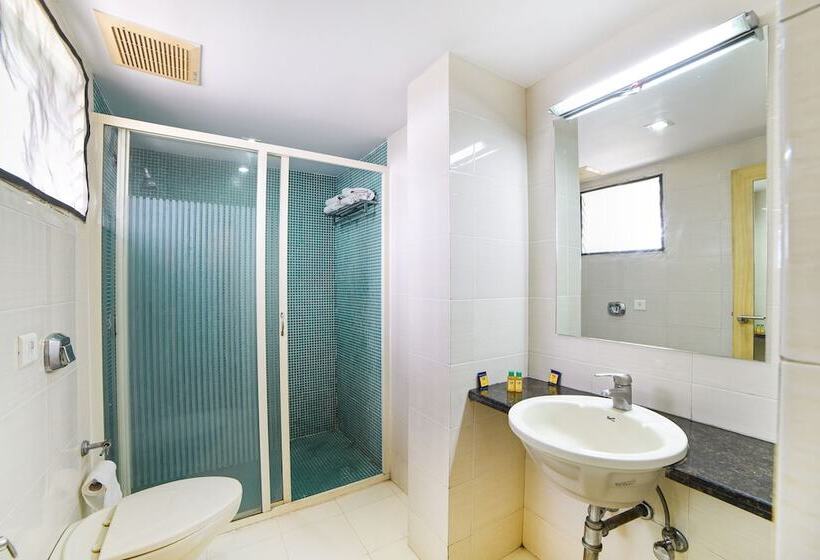 בית מלון כפרי Oriva Vinflora Residency   Jubilee Hills