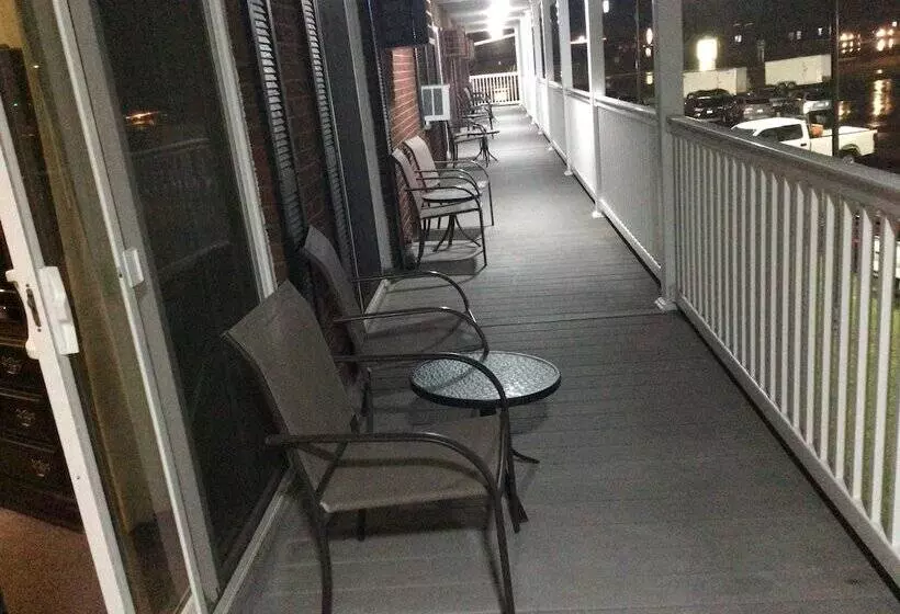 Hotelli Colonial Brick Inn & Suites