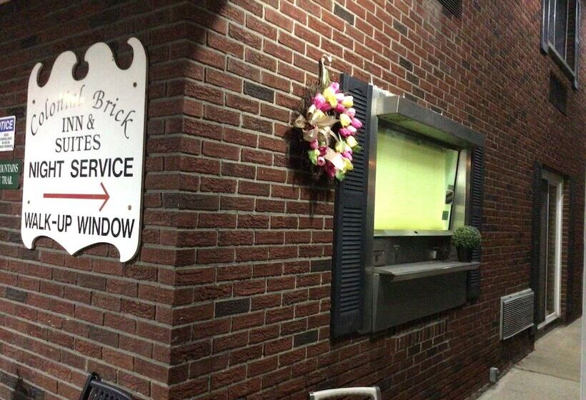 酒店 Colonial Brick Inn & Suites