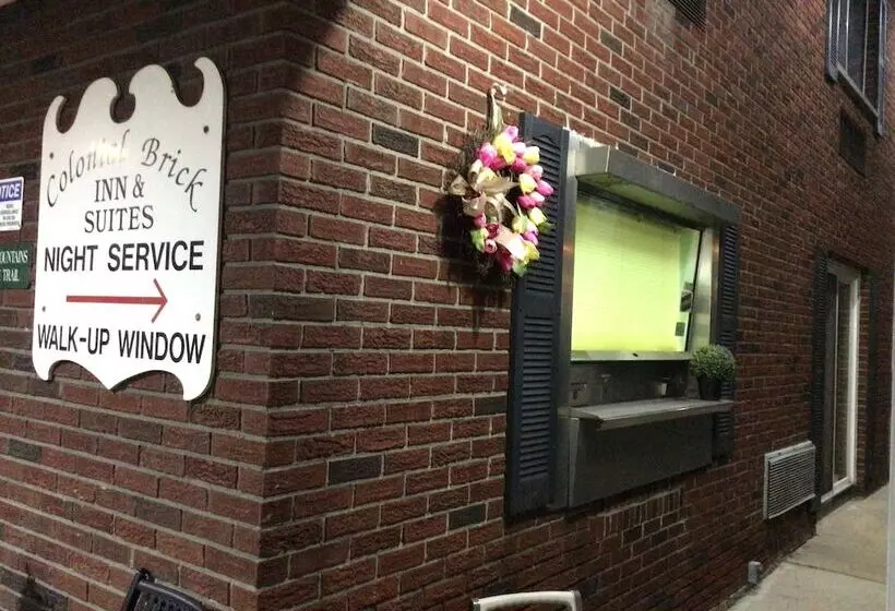 Hotelli Colonial Brick Inn & Suites