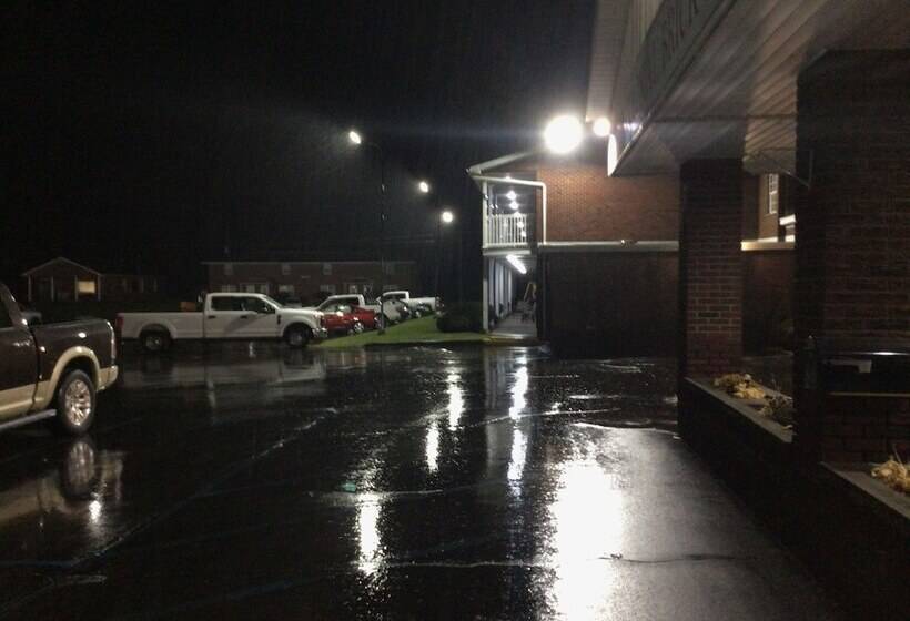 酒店 Colonial Brick Inn & Suites