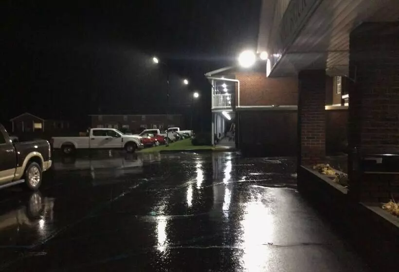 Hotelli Colonial Brick Inn & Suites