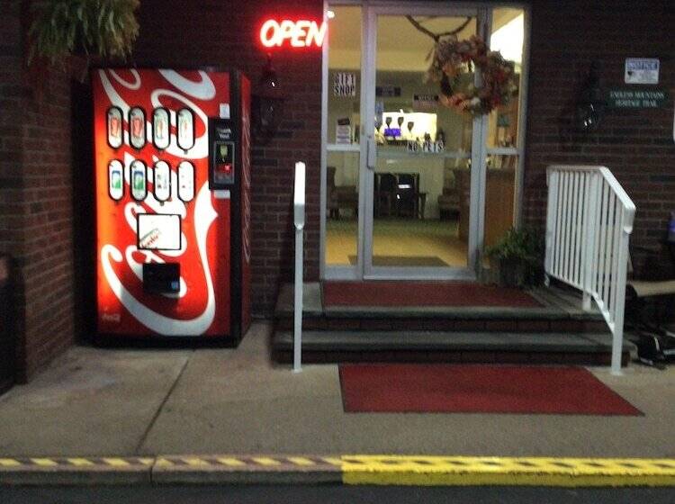 酒店 Colonial Brick Inn & Suites