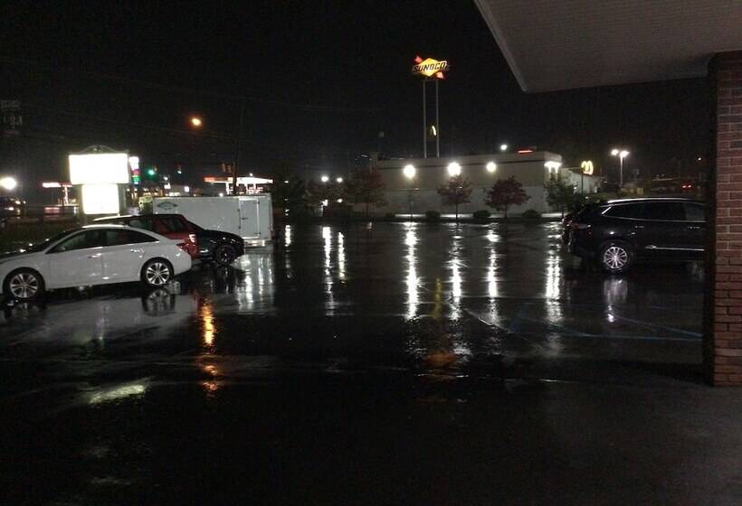 酒店 Colonial Brick Inn & Suites