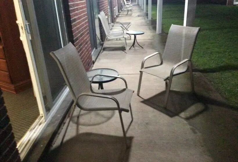 Hotelli Colonial Brick Inn & Suites