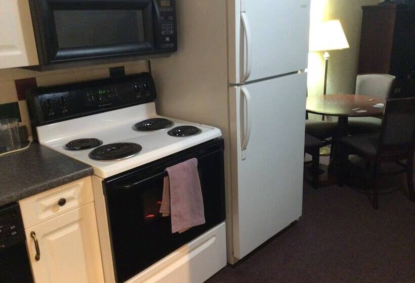 酒店 Colonial Brick Inn & Suites