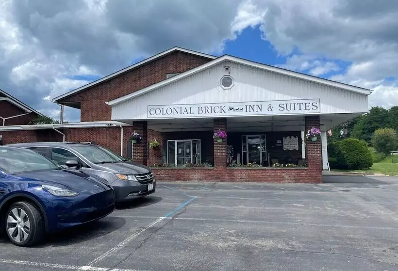 Hotelli Colonial Brick Inn & Suites
