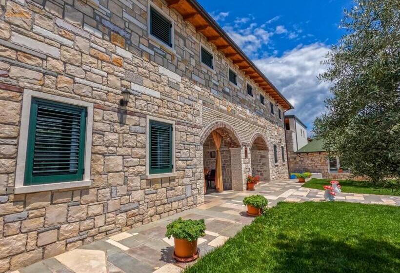 בית מלון כפרי Ibiza Resort