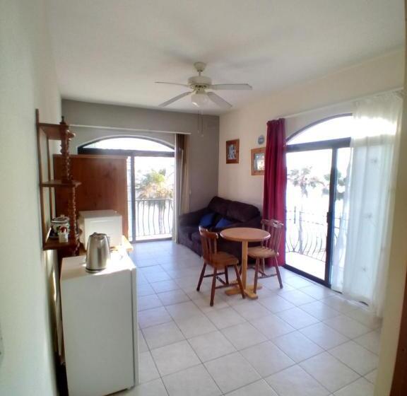 Panzió Seafront Akwador