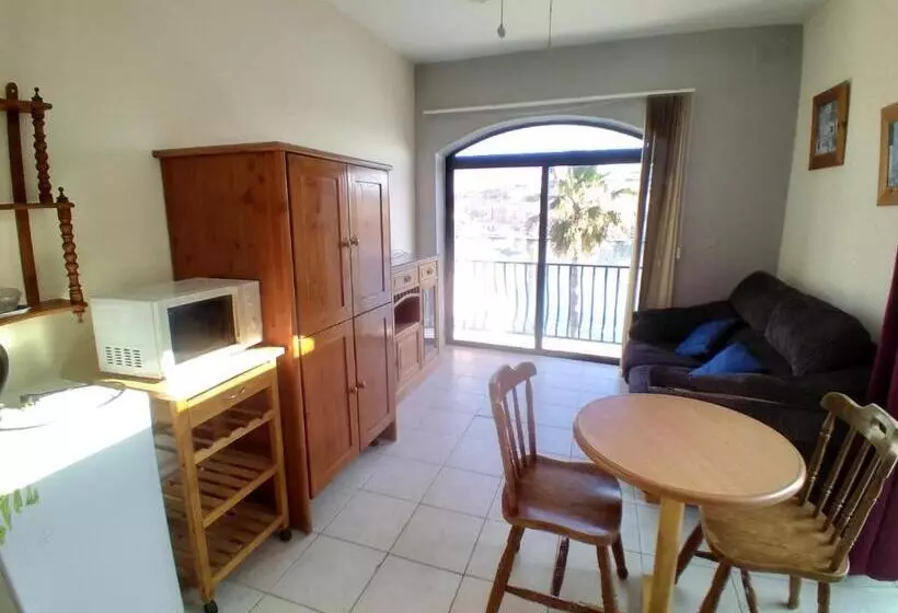 پانسیون Seafront Akwador