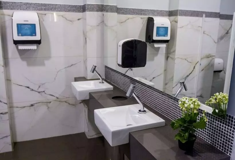 فندق Fratele Business