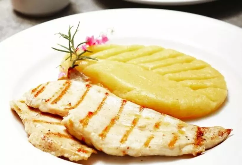 فندق Fratele Business