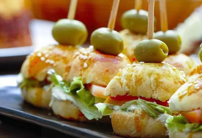 فندق Fratele Business