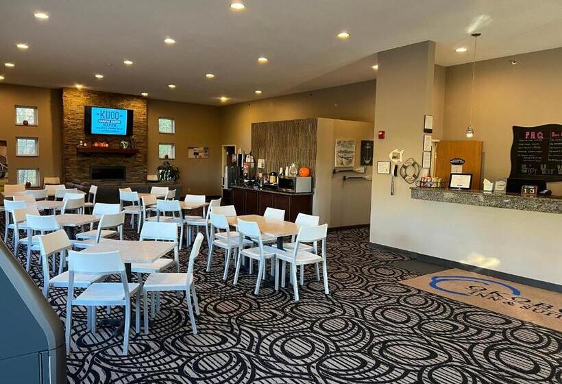 فندق Okoboji Inn & Suites