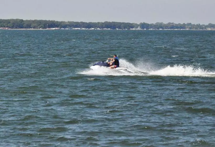 酒店 Okoboji Inn & Suites