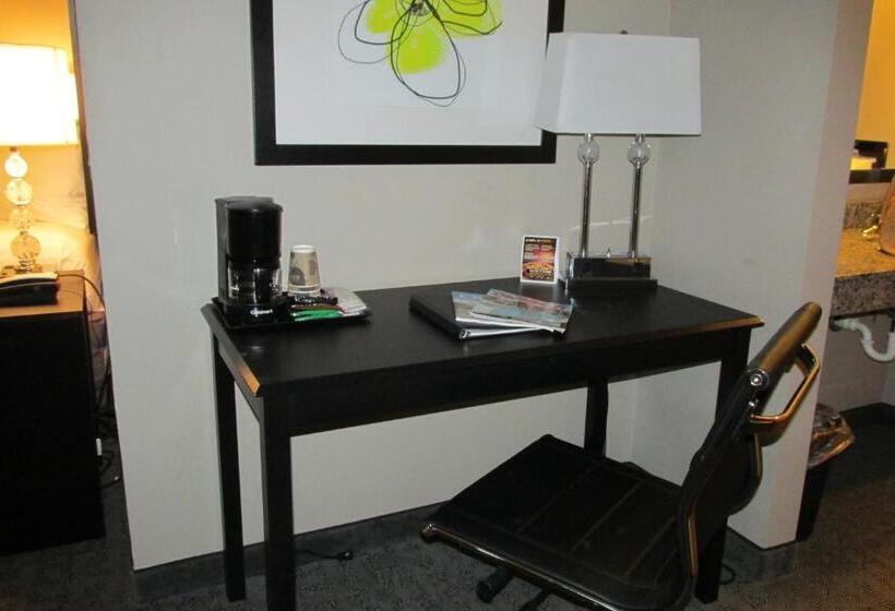 فندق Okoboji Inn & Suites