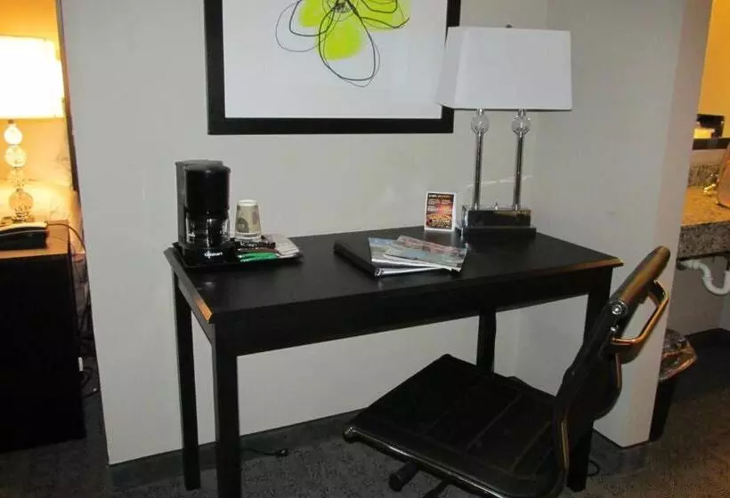 酒店 Okoboji Inn & Suites