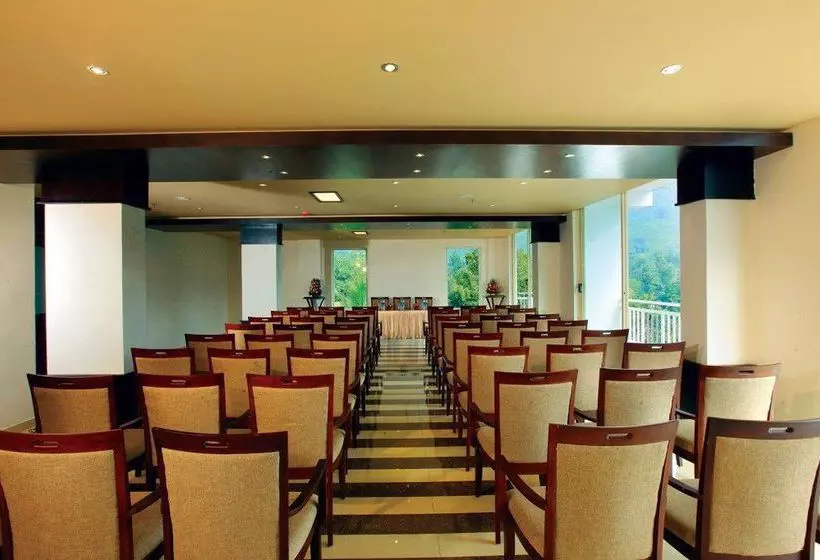 Hotel Gokulam Park Munnar