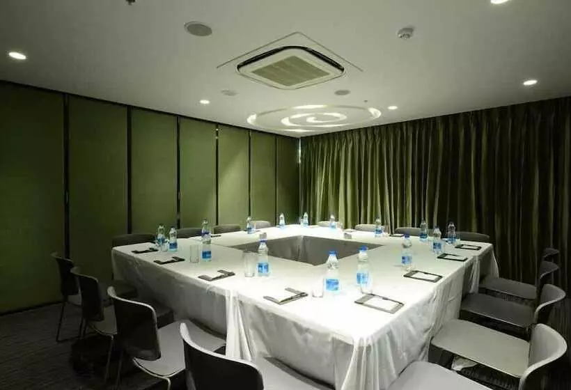 ホテル The Lime Boutique Suites