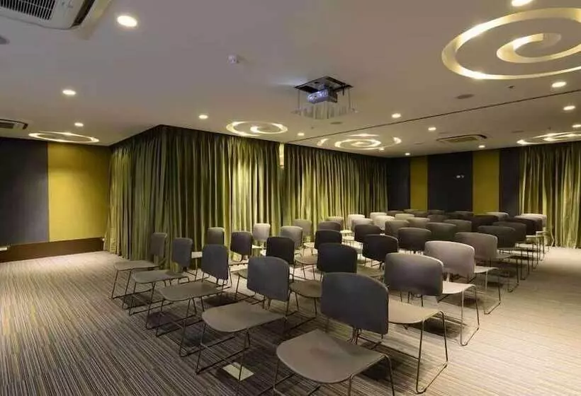 ホテル The Lime Boutique Suites