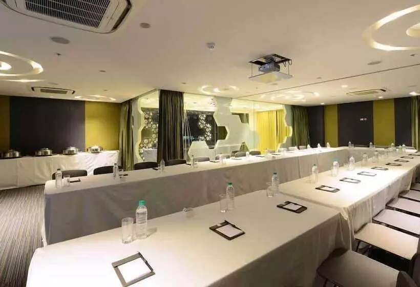 ホテル The Lime Boutique Suites