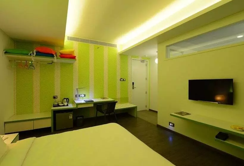 ホテル The Lime Boutique Suites