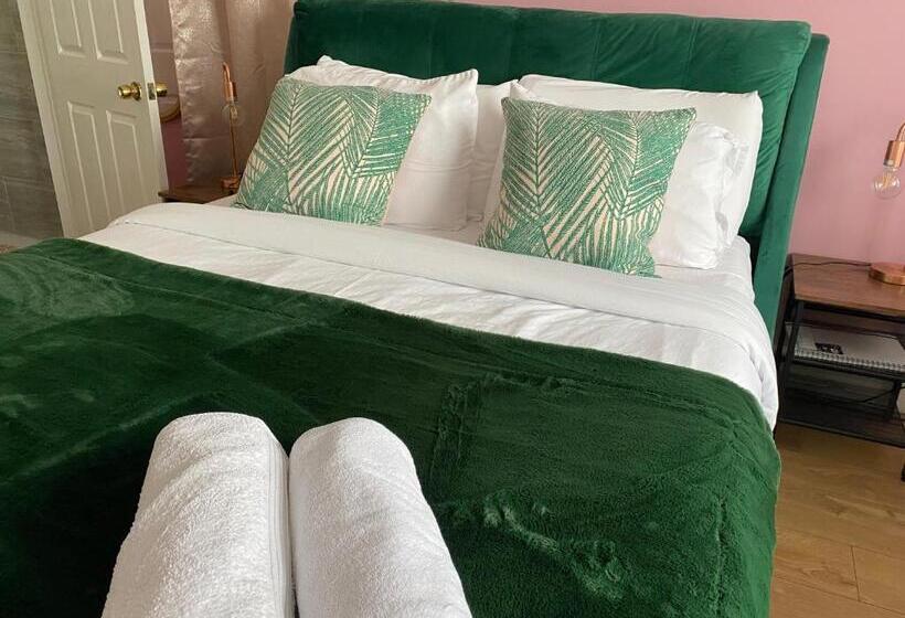 Bed and Breakfast The Lily Pad Self Contained, Private Entrance And Free Parking