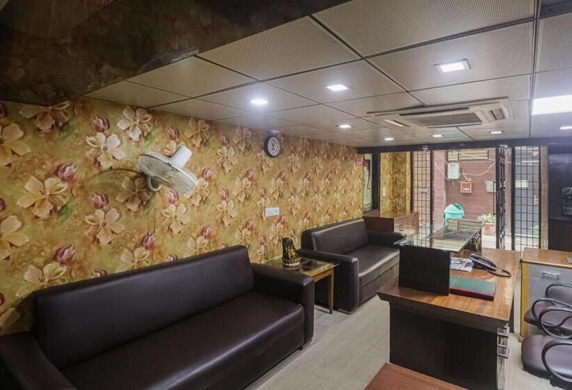 Capital O Hotel Crown Inn Near Appu Ghar