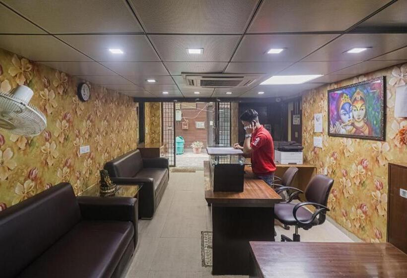 Capital O Hotel Crown Inn Near Appu Ghar