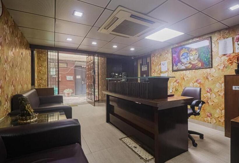 Capital O Hotel Crown Inn Near Appu Ghar