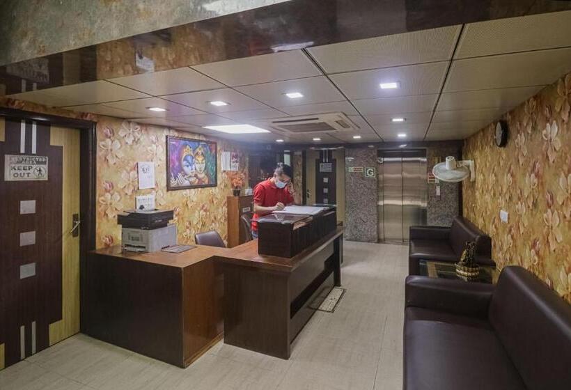 Capital O Hotel Crown Inn Near Appu Ghar