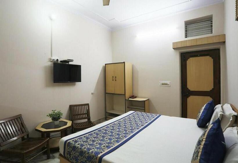 Spot On 45514 Hotel Madhu Regency