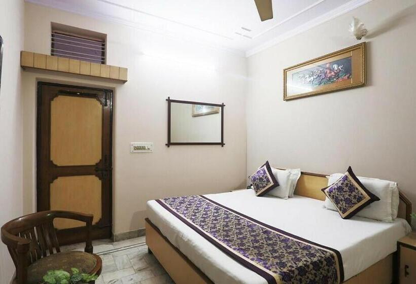 Spot On 45514 Hotel Madhu Regency