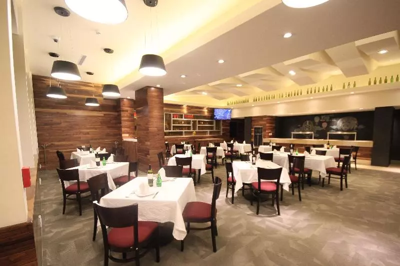 ホテル Holiday Inn & Suites Plaza Mayor, An Ihg