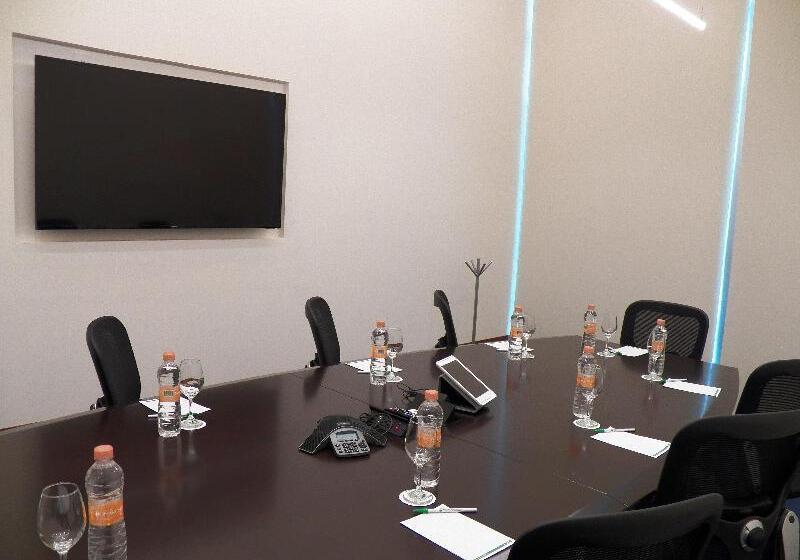 هتل Holiday Inn & Suites Plaza Mayor, An Ihg