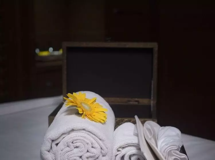 Niranta Airport Transit Hotel & Lounge Terminal 2 Arrivals