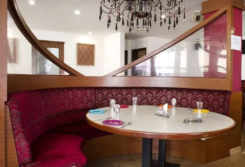 ホテル Oyo Rooms Inorbit Mall