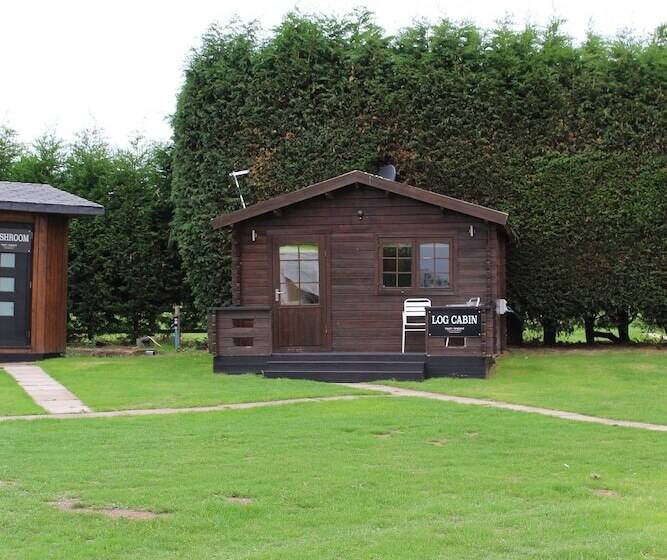 Majatalo Old Hall House, Nec