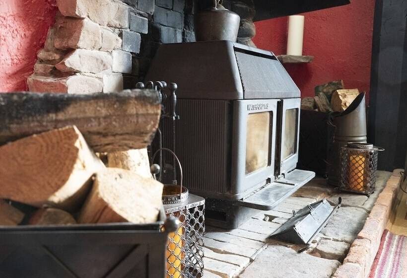 Majatalo Old Hall House, Nec