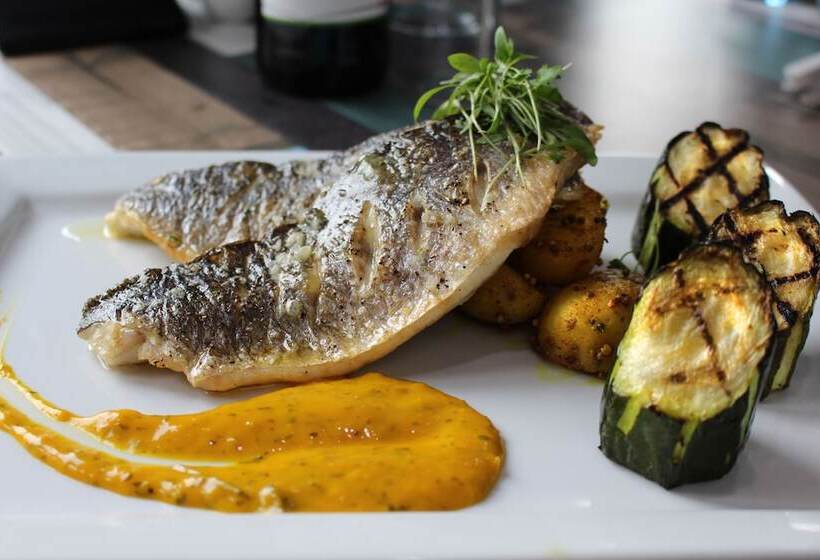 Majatalo Old Hall House, Nec