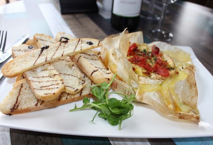 Majatalo Old Hall House, Nec