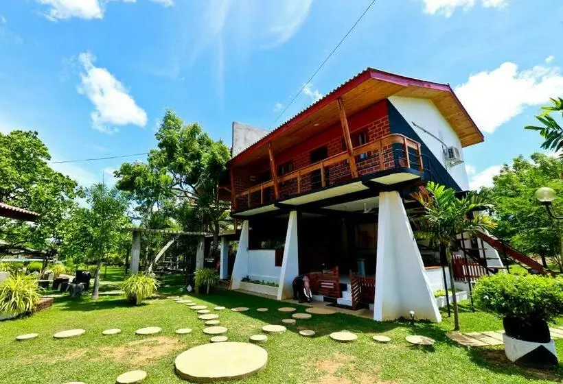 Eco Hotel Black & White   Anuradhapura