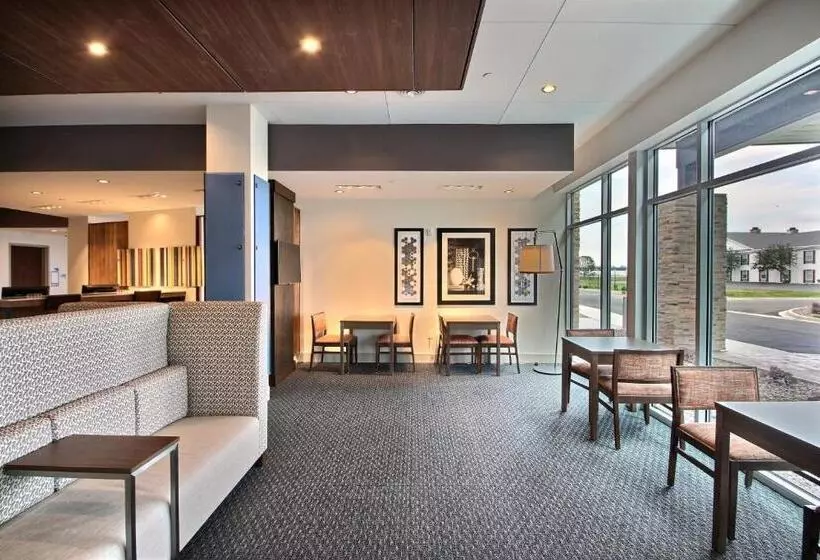 Отель Holiday Inn Express & Suites Fond Du Lac, An Ihg