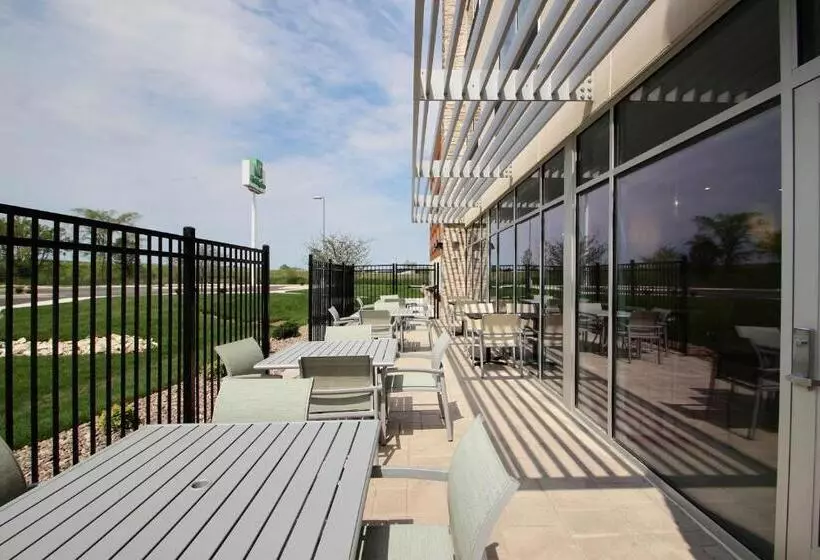 Отель Holiday Inn Express & Suites Fond Du Lac, An Ihg