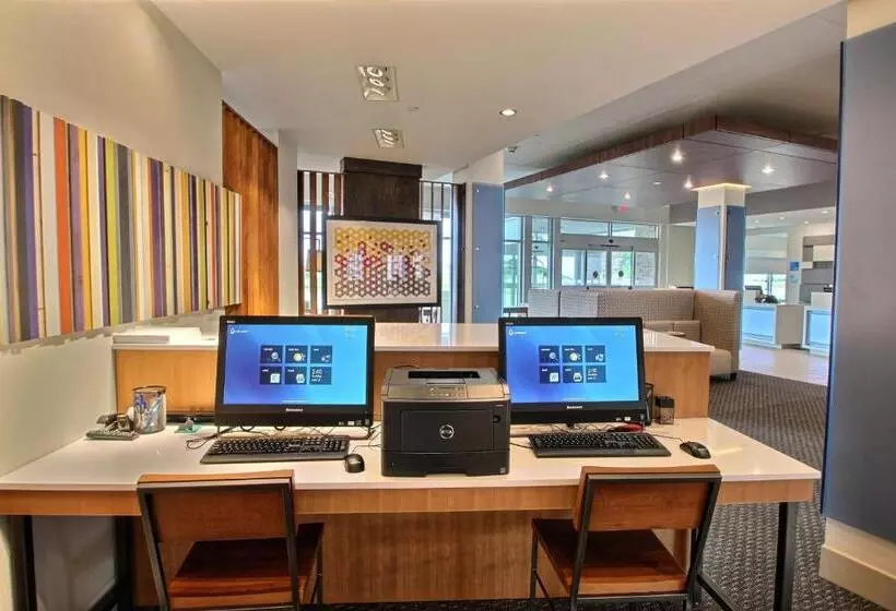 Отель Holiday Inn Express & Suites Fond Du Lac, An Ihg