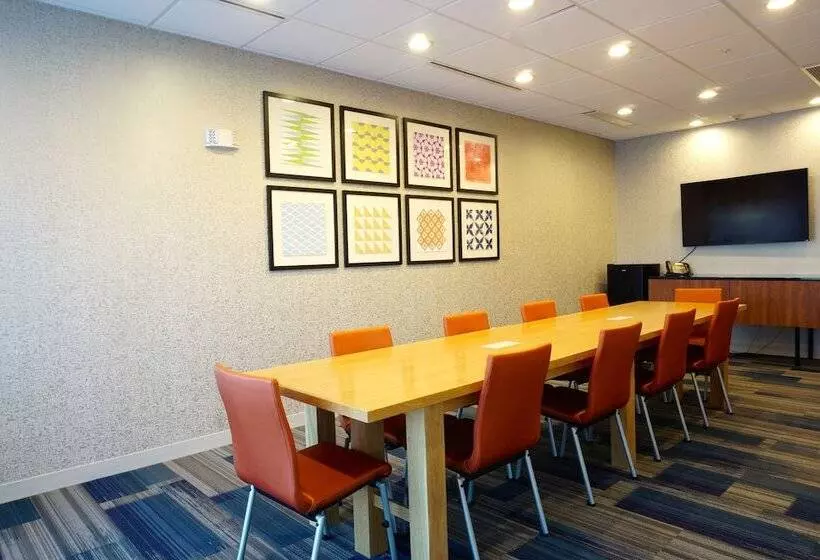 호텔 Holiday Inn Express & Suites Omaha Millard Area, An Ihg