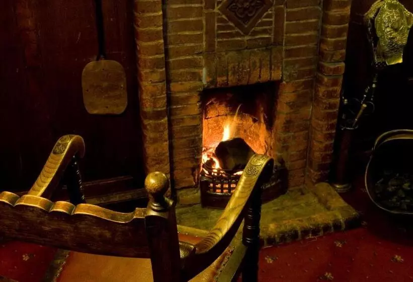 Hotel Queens Head Inn & Restaurant